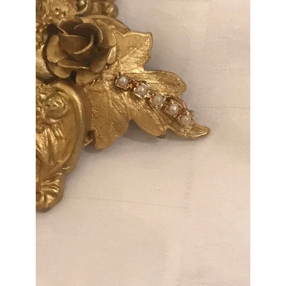 Unique, 3D Gold tone Broach